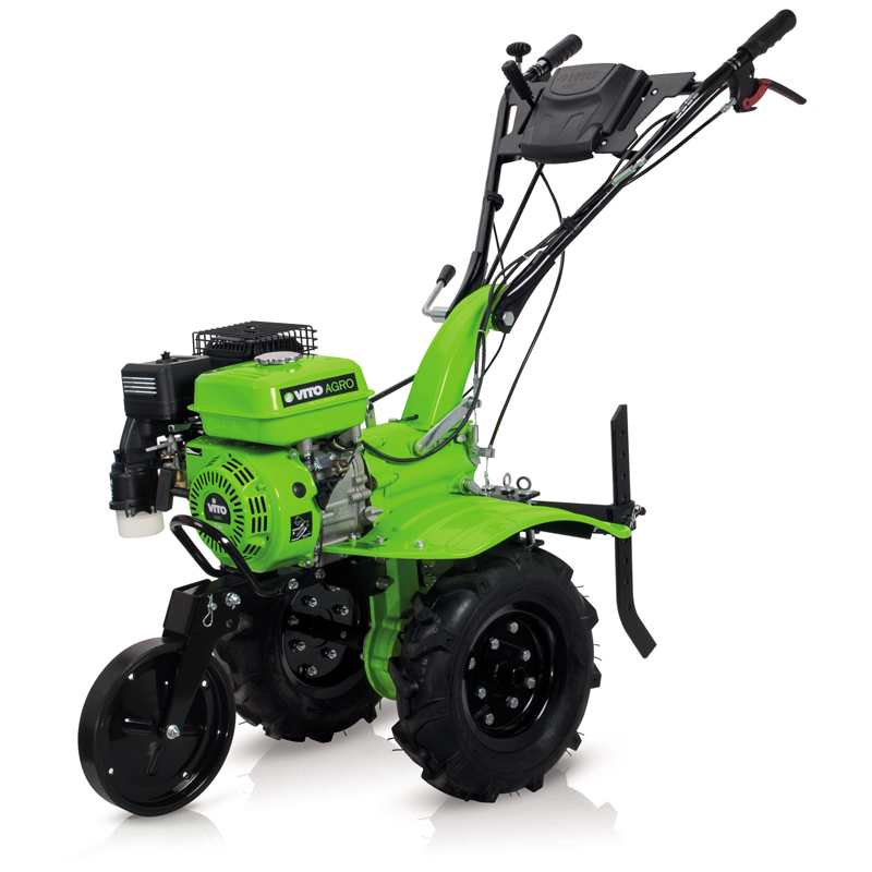 Motocutleur thermique polyvalent à essence MOTEUR 4TEMPS 212 cm3 VITO AGRO 7 CV avec transmission directe 5200 W. Livré avec fraises et jauge de profondeur. Motobineuse parfaite pour travailler le sol pour l'agriculture et le maraîchage. Permet la mise en culture des sols et l'entretien du jardin potager ou maraîcher. Guidon réglable. Dimensions : 870 x 1460 x 1260 mm. Poids : 98 kg.